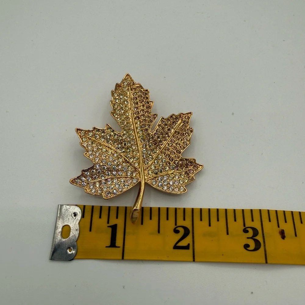 C537 Kenneth Jay Lane (KJL) crystal maple leaf brooch - Picture 6 of 7